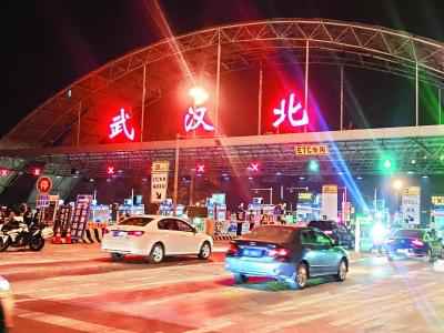  今起持绿码量体温可出武汉